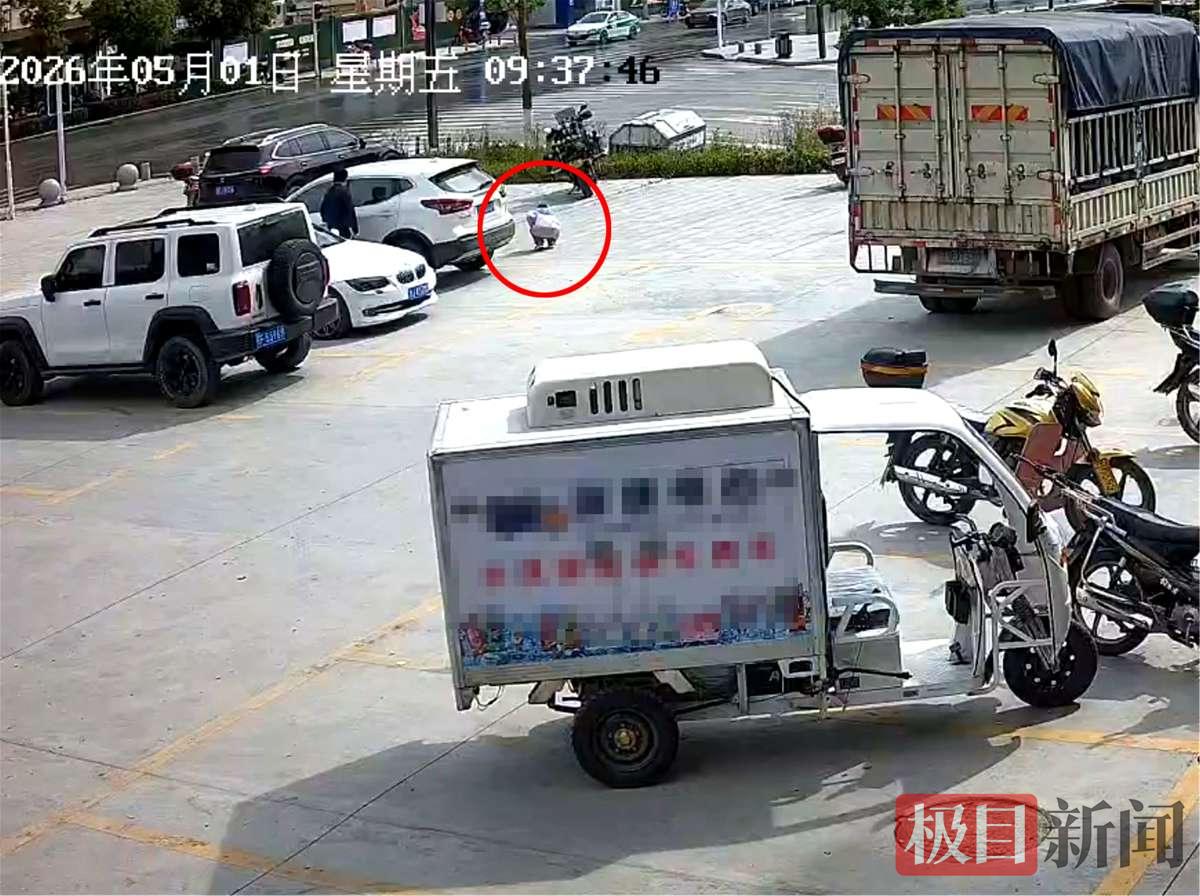 图2：冯洛伊同学捡到200元现金（视频截图）.jpg