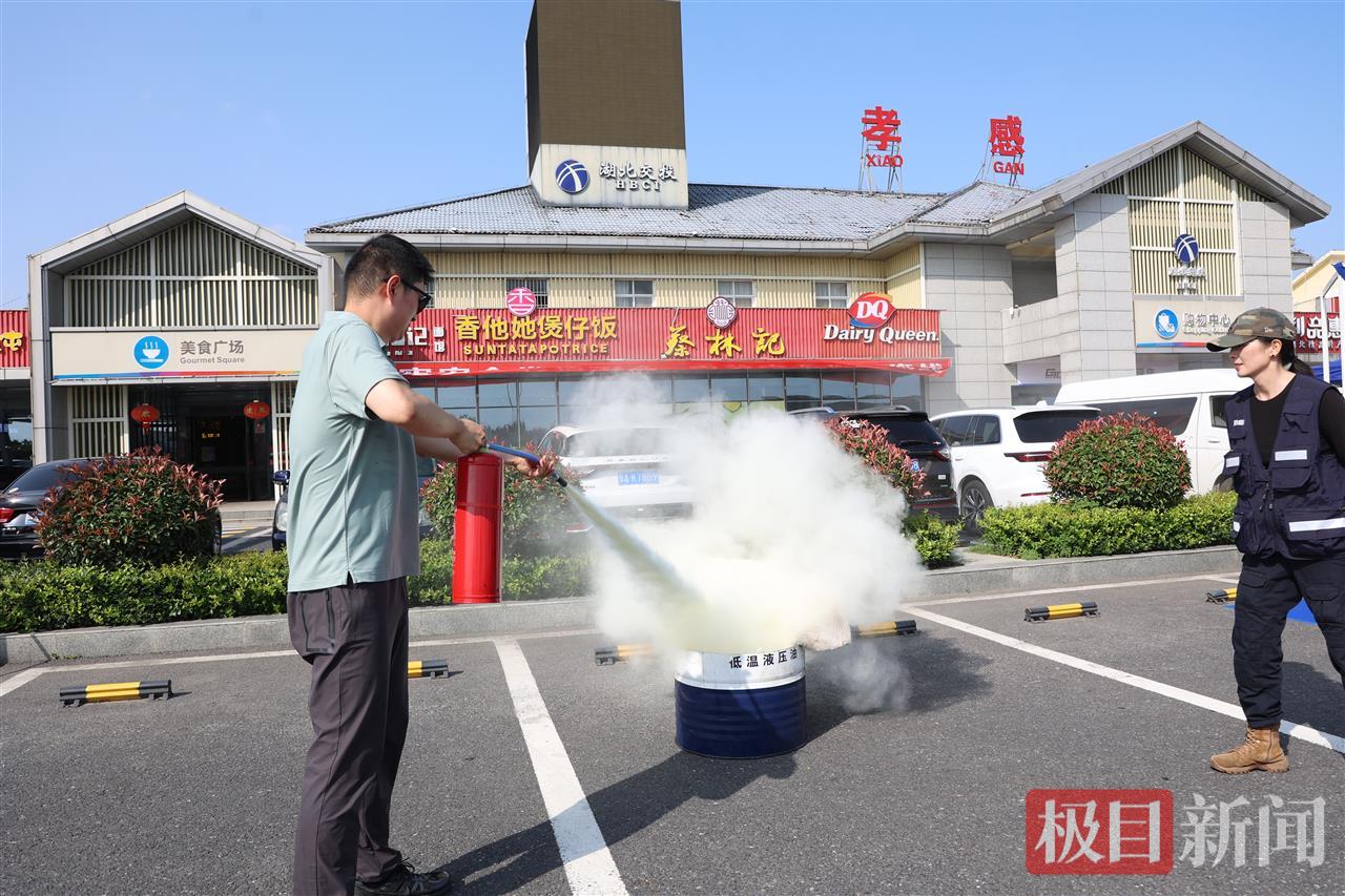 湖北省公路中心联合湖北交投运营集团在G70 福银高速孝感服务区举行“安全宣传咨询日”活动.JPG