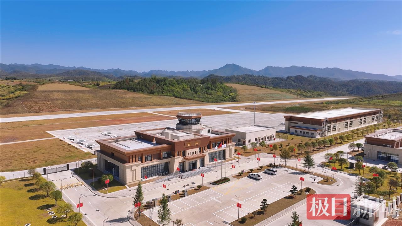 4、竹山通用机场一角.jpg 4、竹山通用机场一角.jpg