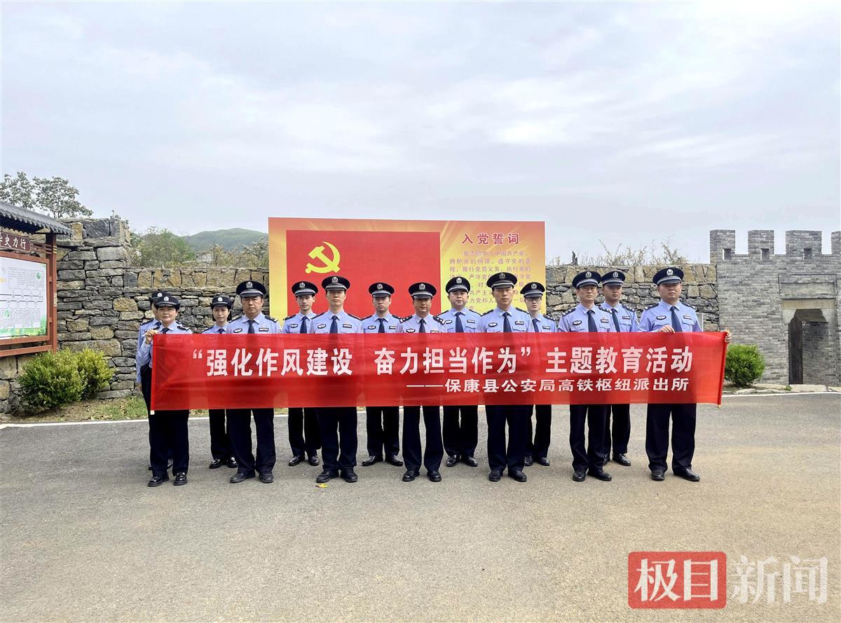 图4：民警在党旗前合影.jpg