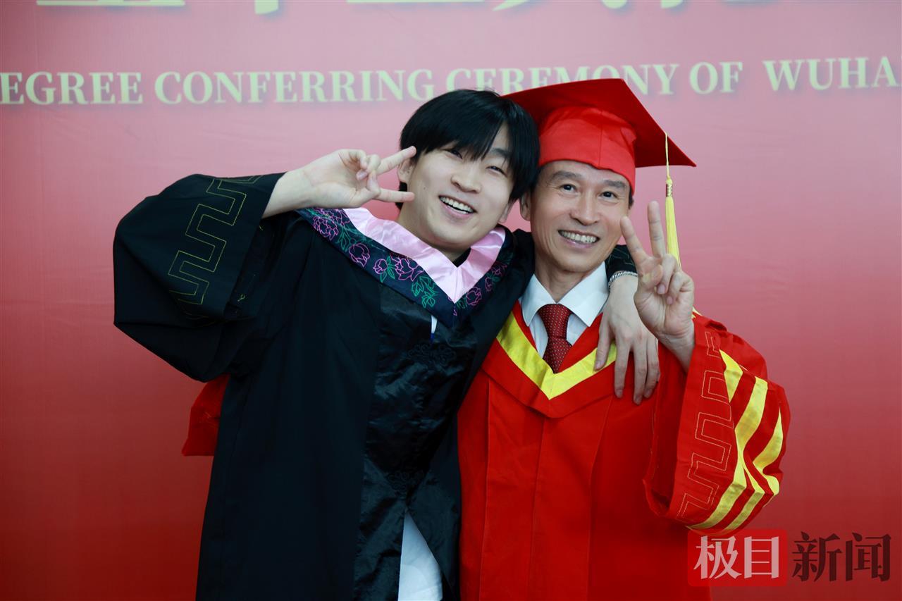 图为校长孔建益与2025届毕业生开心合影 摄影：芮雨欣 (4).JPG