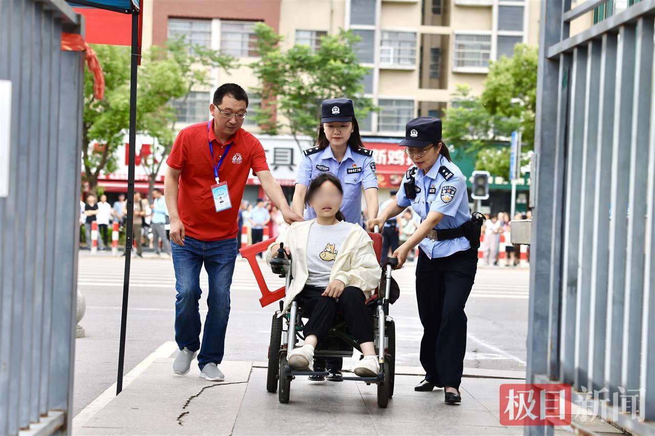 图三 民警帮扶考生.jpg