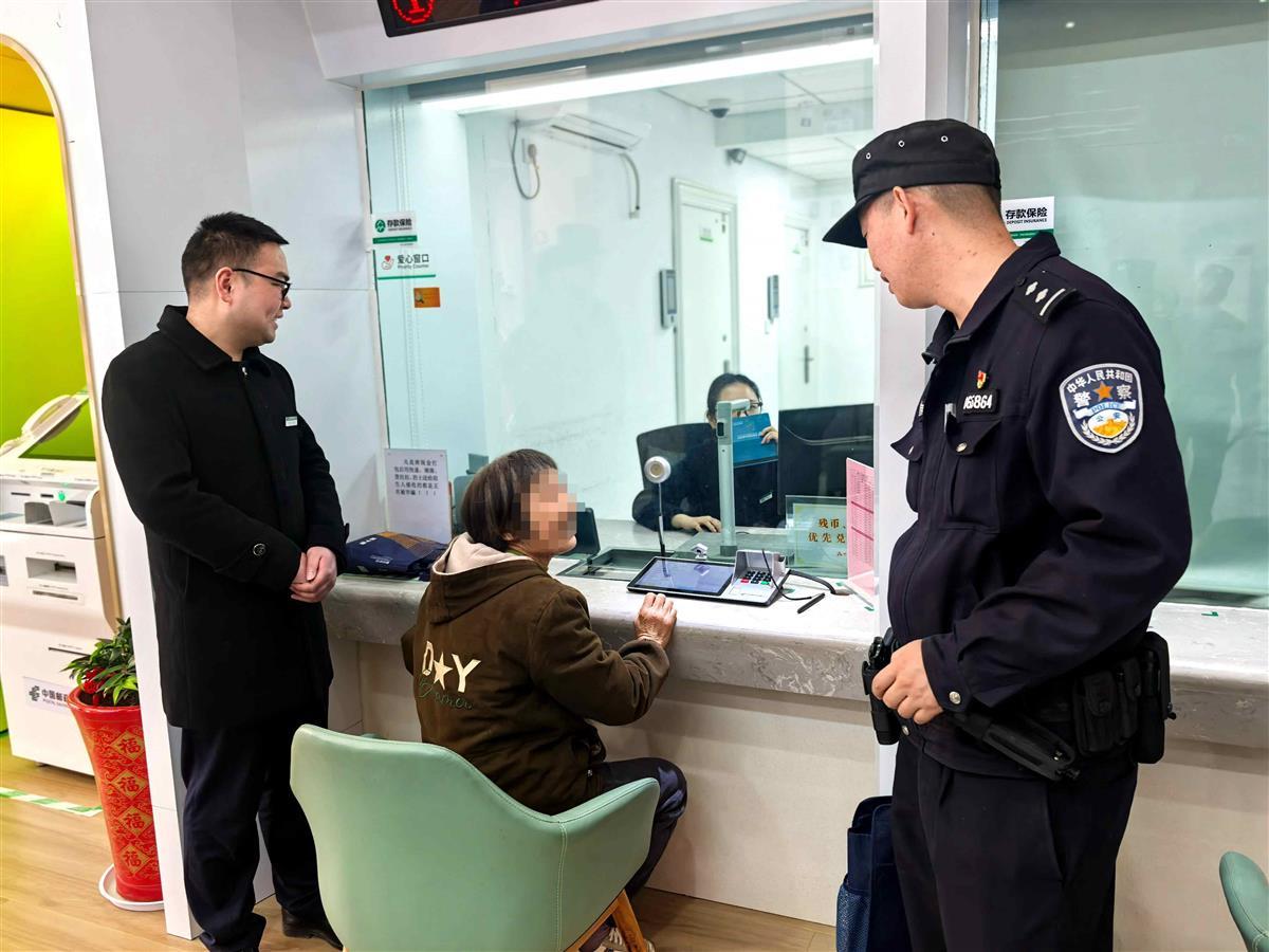 图1：民警赶到银行拦截转账.jpg