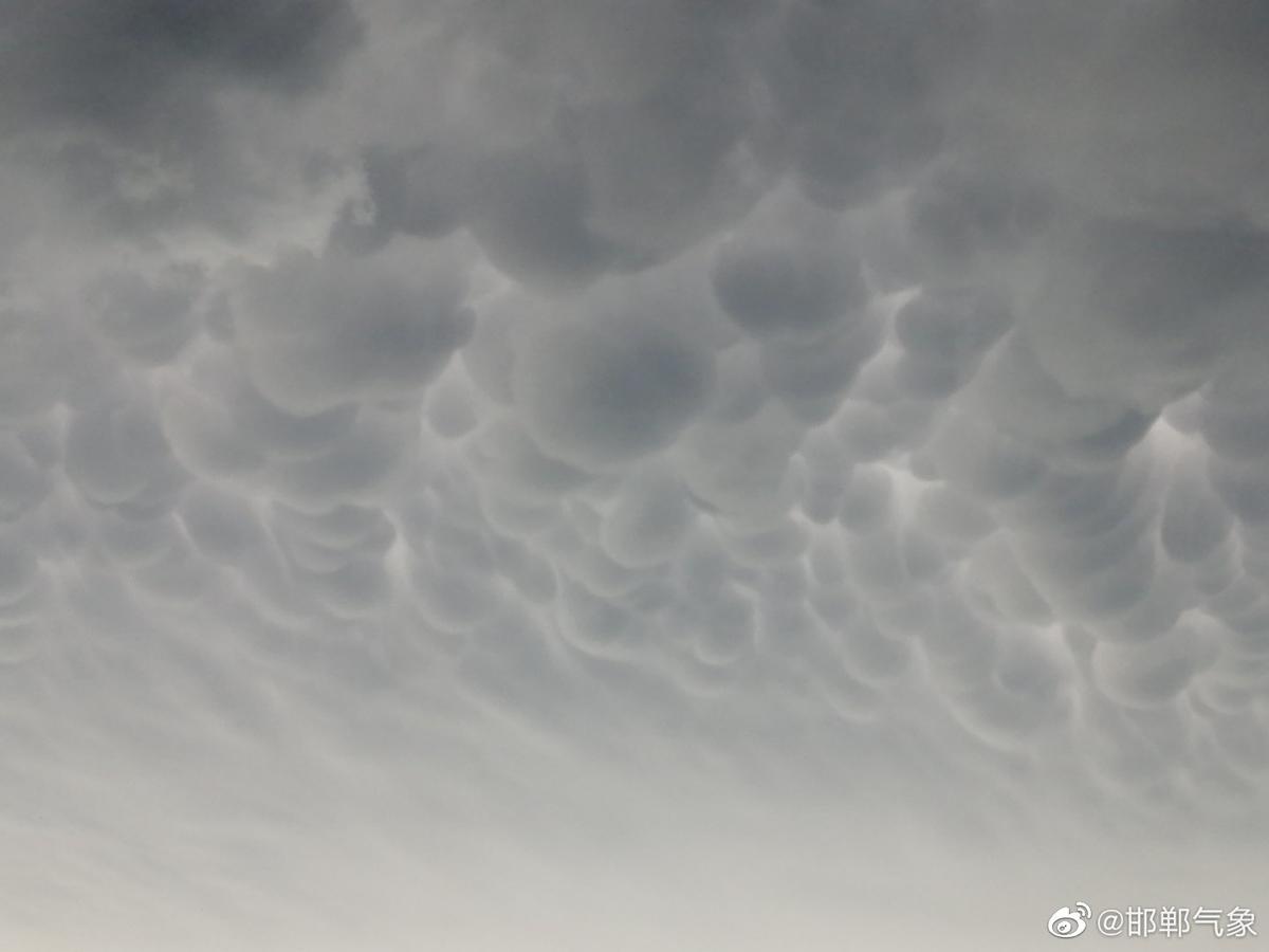 邯郸上空覆盖"棉花糖",原是带来大风冰雹的积雨云