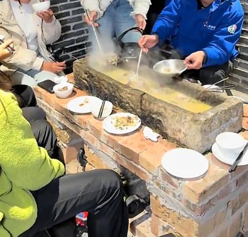 湖南农庄火爆石槽火锅，独特美食体验引热议，提前预订享盛宴
