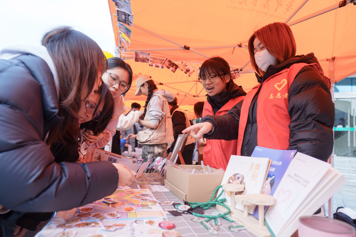 “食科一家人”志愿服务队志愿者进行项目讲解（学通社记者 韩鑫垚 摄）.jpg