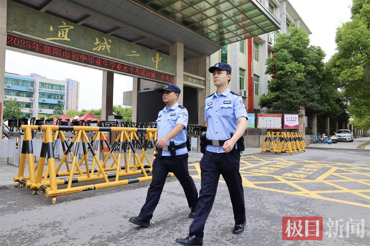 图一 民警在考场周边巡逻.jpg