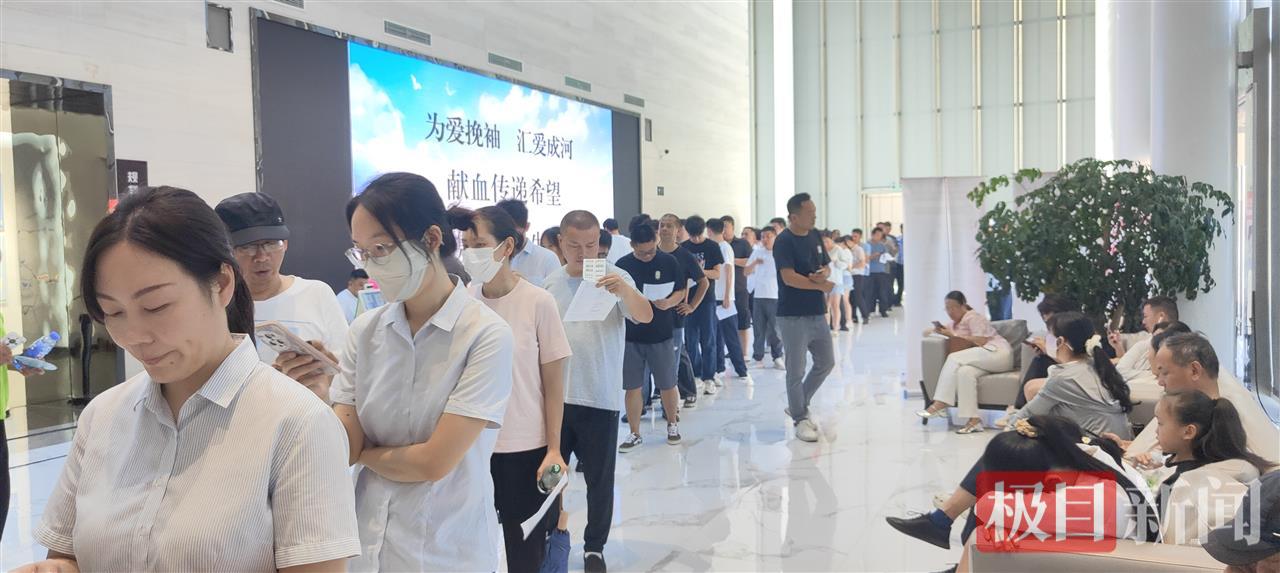 献血现场排起了长龙（肖莉娇摄）.jpg