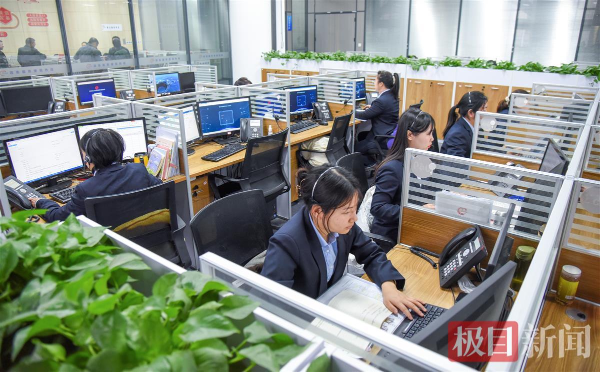 在荆州12345话务间，话务员在接听热线 （极目新闻记者 黄志刚 摄）.jpg