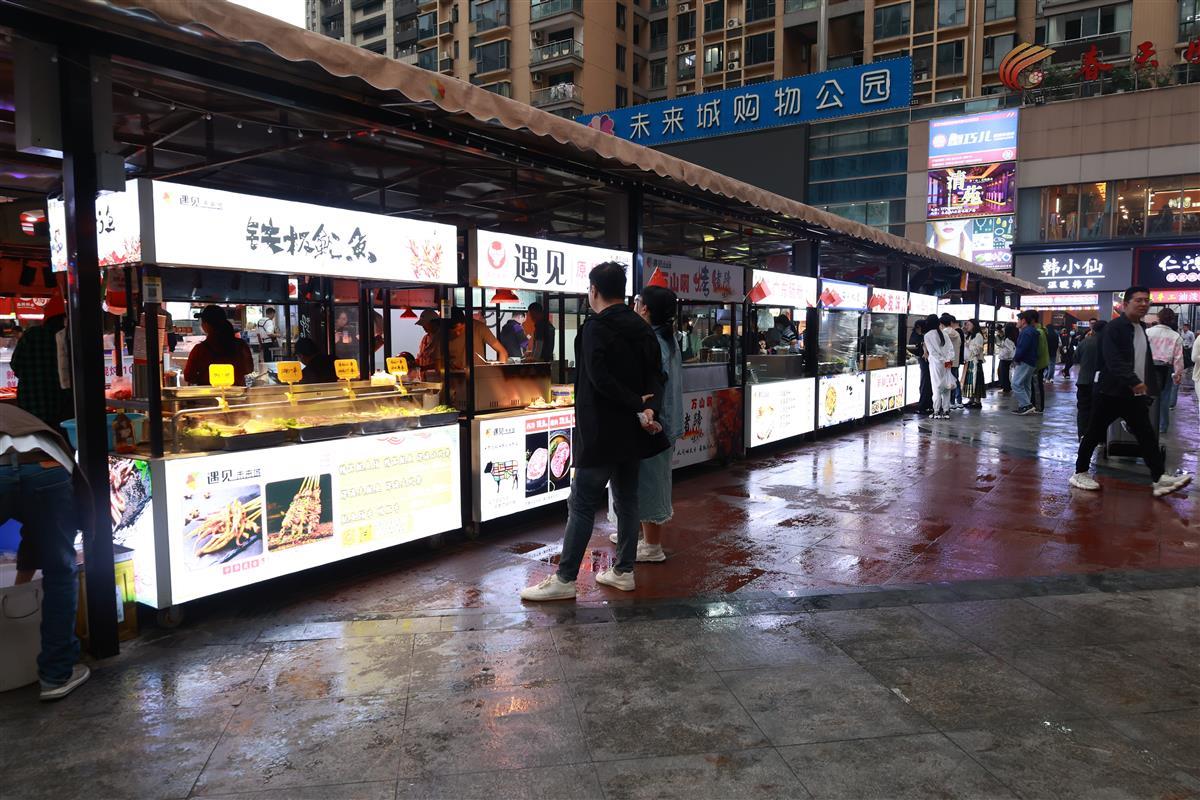57个流动商贩告别“流浪”，武汉洪山区街道口特色街区开市了 | 极目新闻
