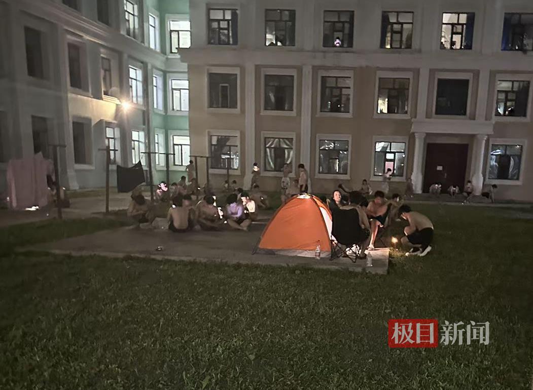哈尔滨高温一高校男生在走廊和操场打地铺，校方：宿舍未装空调和风扇，今年气温骤升属特殊情况
