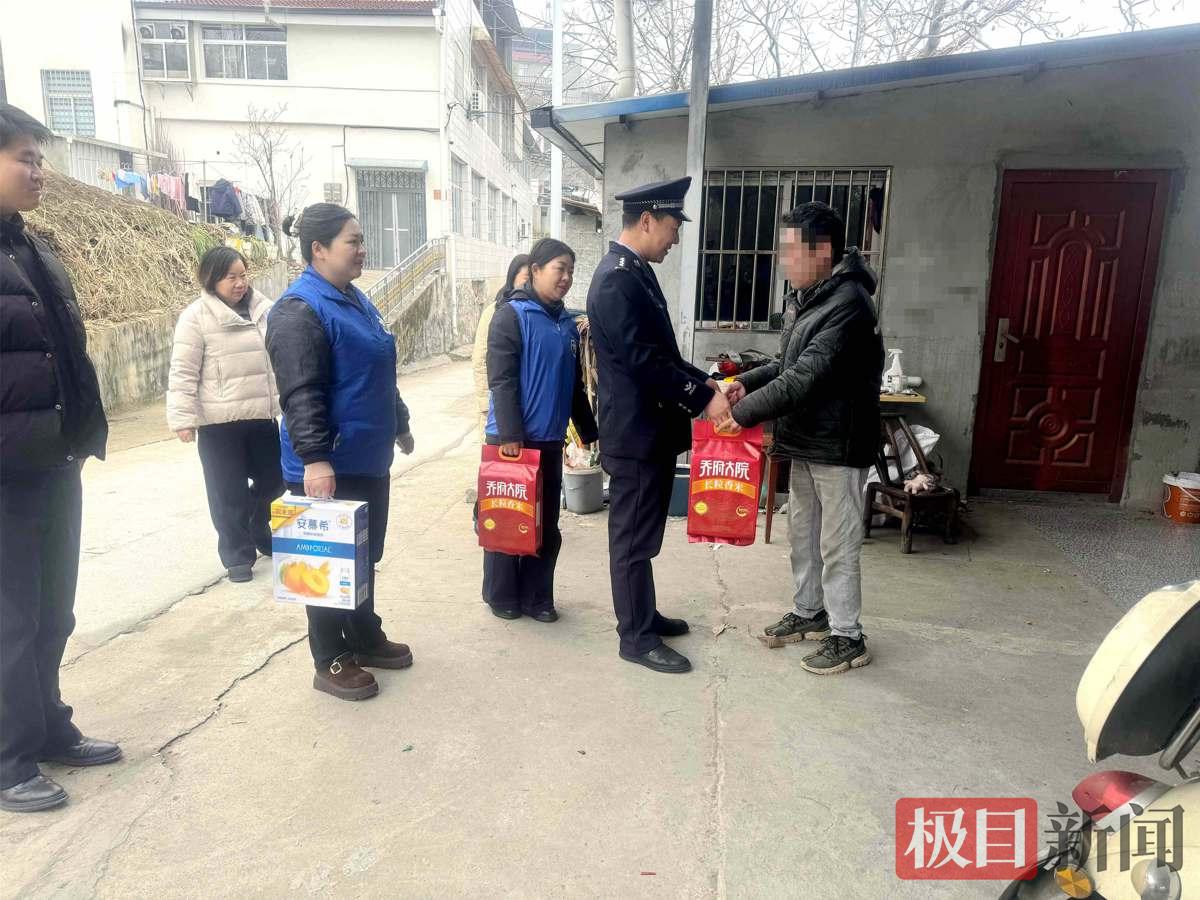 图2：民警在开展走访慰问活动.jpg