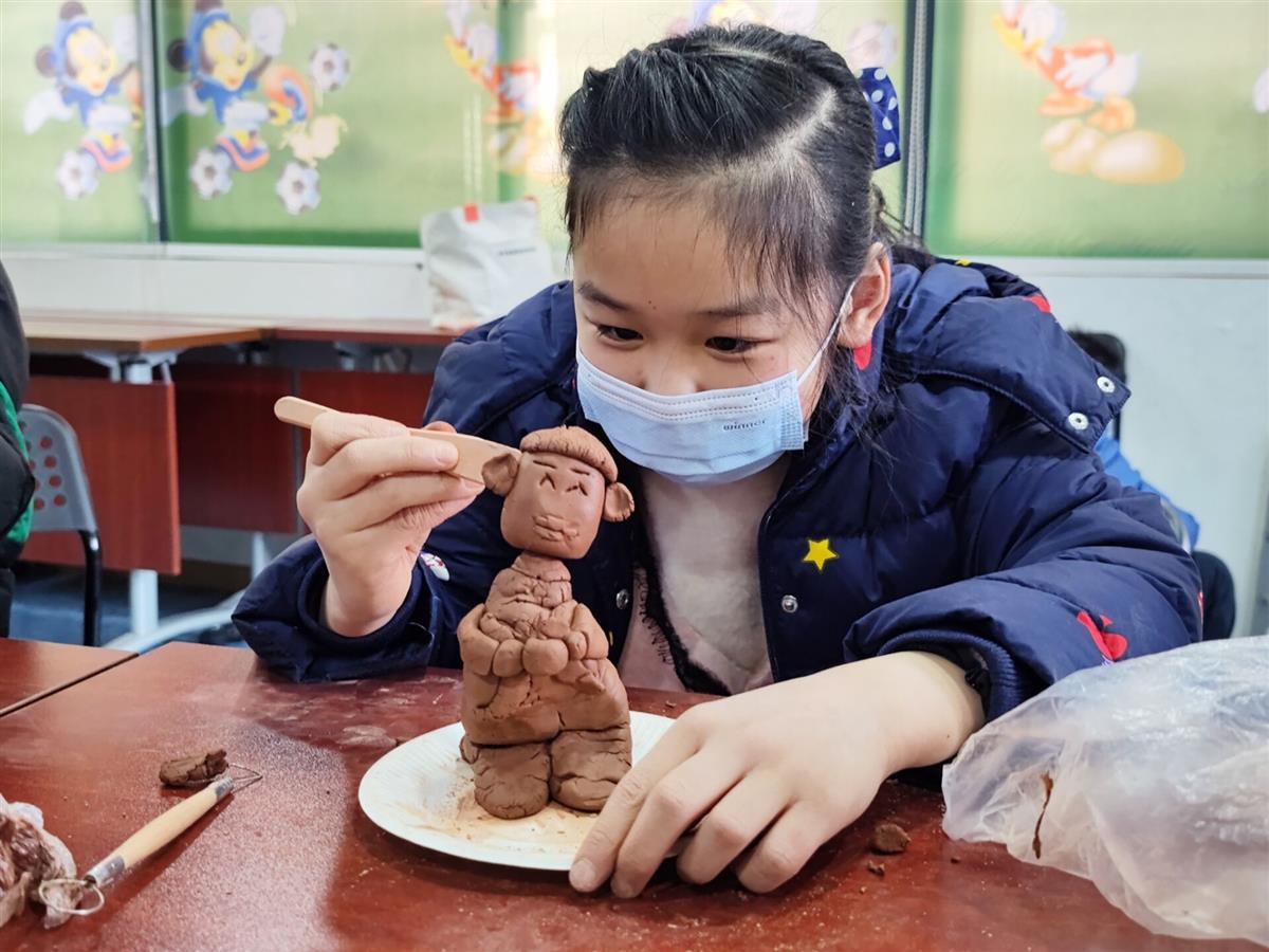图书馆里,泥塑大师手把手教孩子捏泥人 | 极目新闻