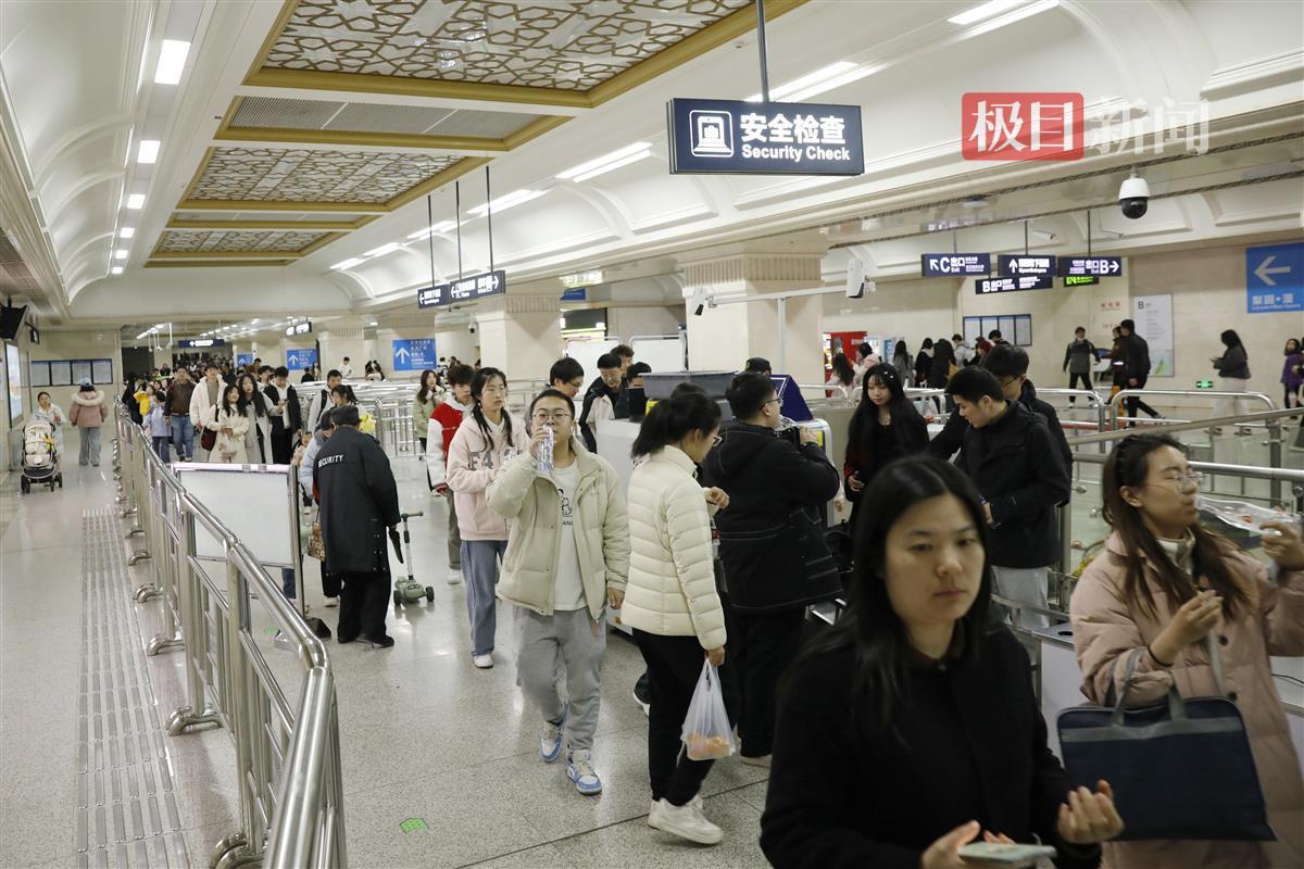 武汉地铁梨园站乘客有序进出站。袁永华 摄.jpg