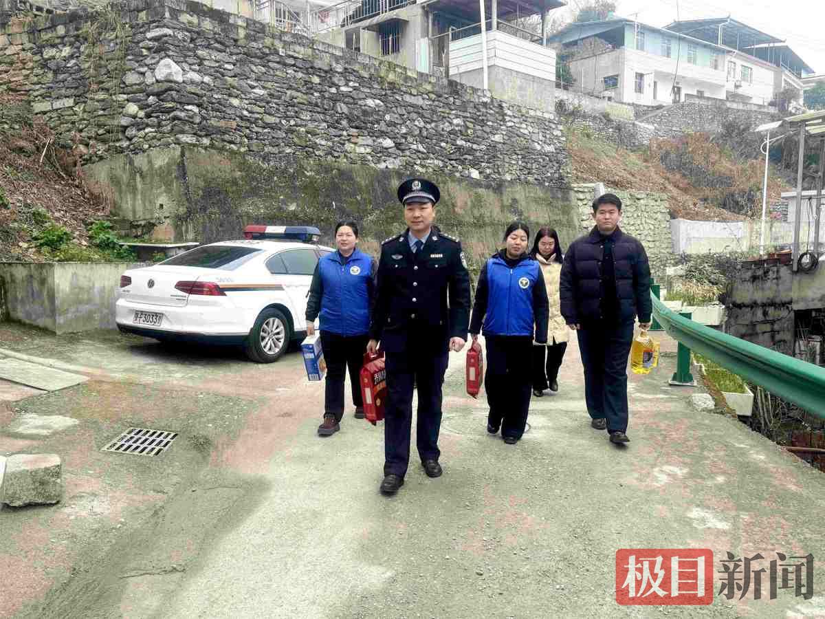 图1：民警在开展走访慰问活动.jpg