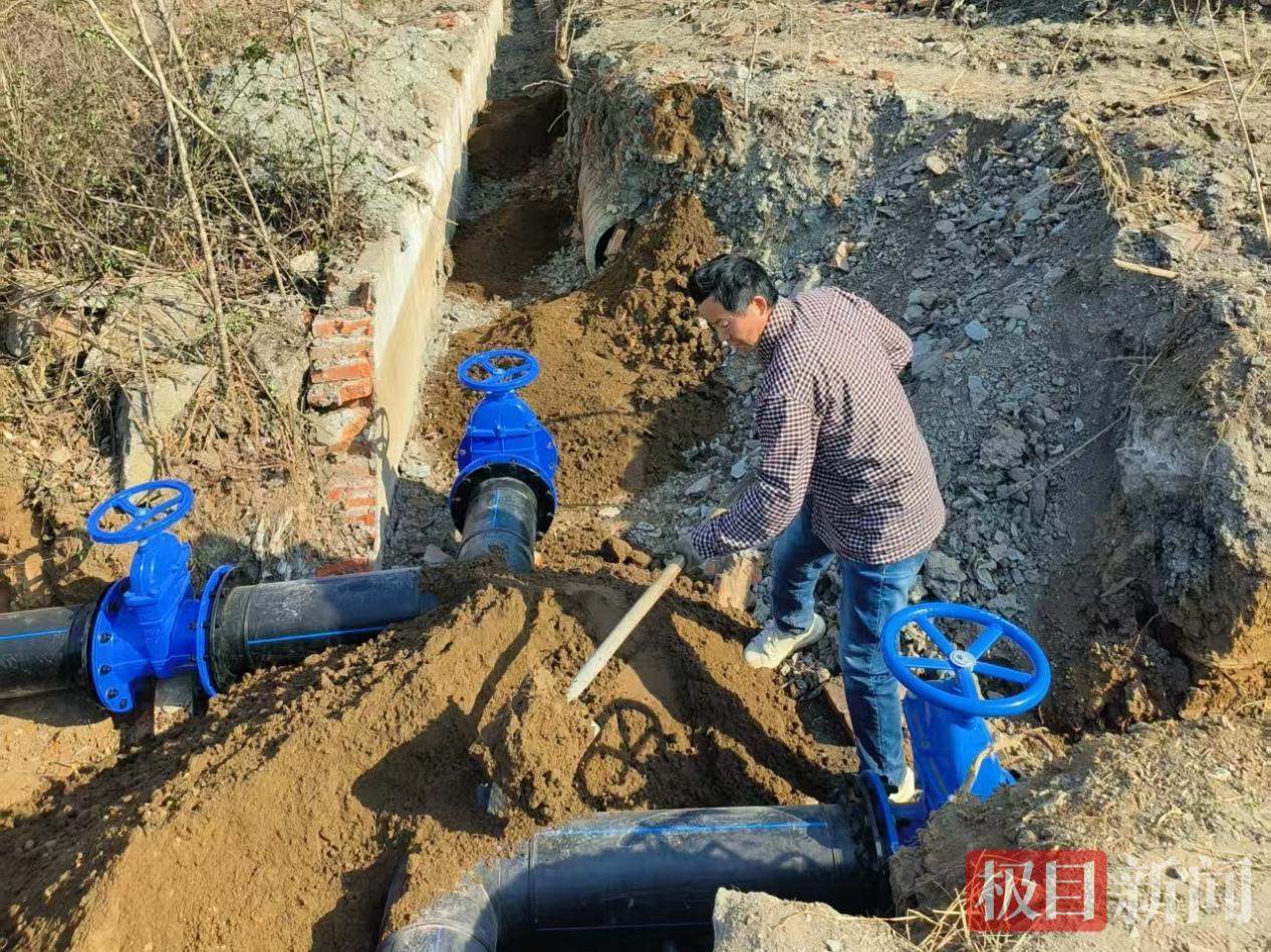 应城市城北街道陡河村铺设管道，满足农田灌溉需求。 余新怡摄.png