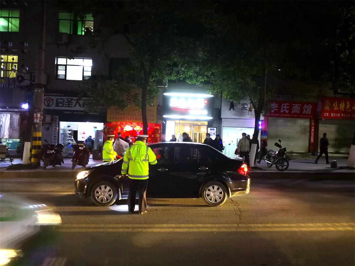图6：保康交警在开展酒驾整治行动.jpg