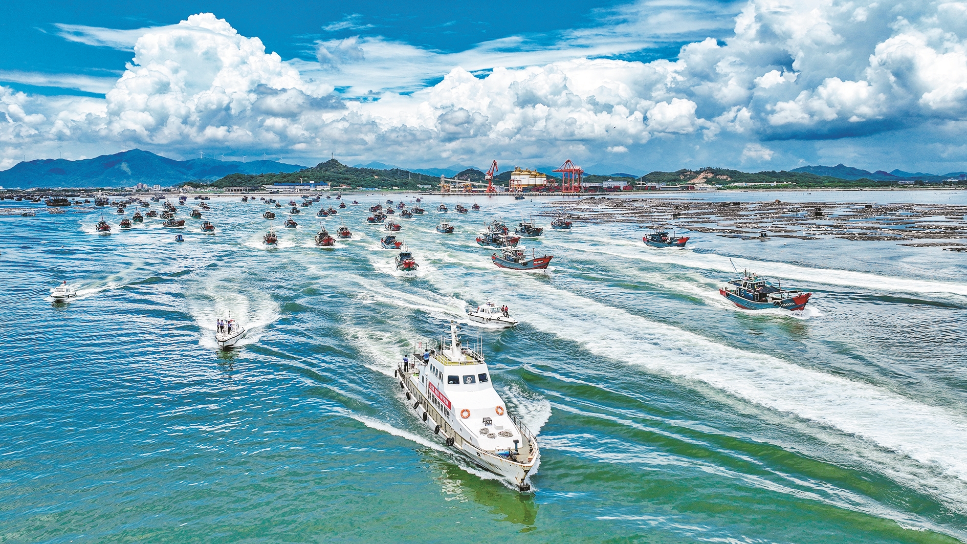 据悉,为确保港澳流动渔船渔民能够顺利复工开渔,珠海边检总站湾仔边检