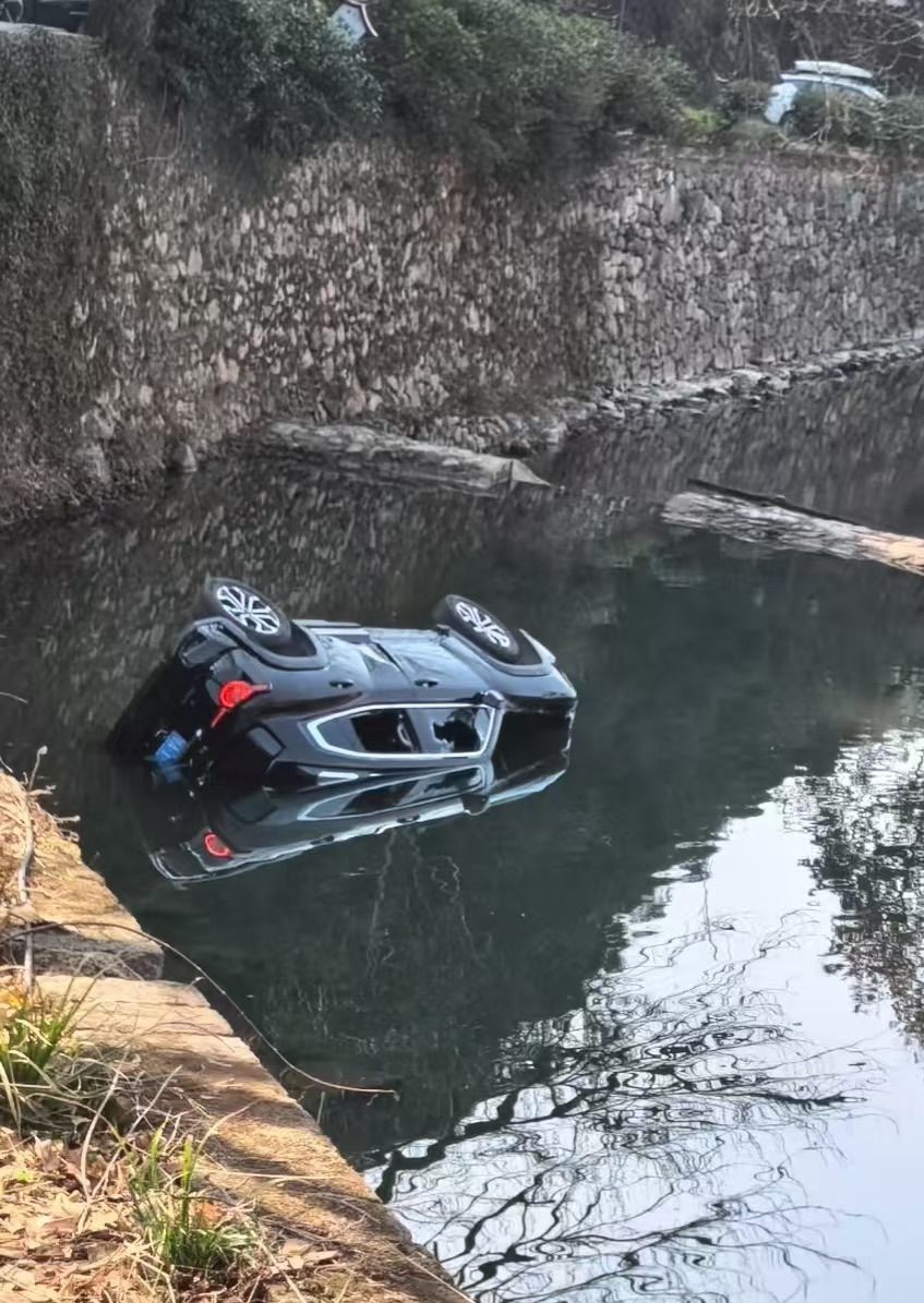 景德镇一车辆坠河4游客被困，民宿老板率先跳入冰水救人，还带到自家店里洗澡烤火