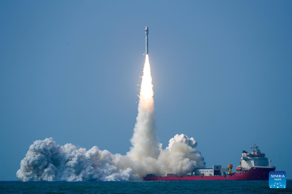 China's commercial rocket SD-3 launches 7 satellites from sea | 极目新闻