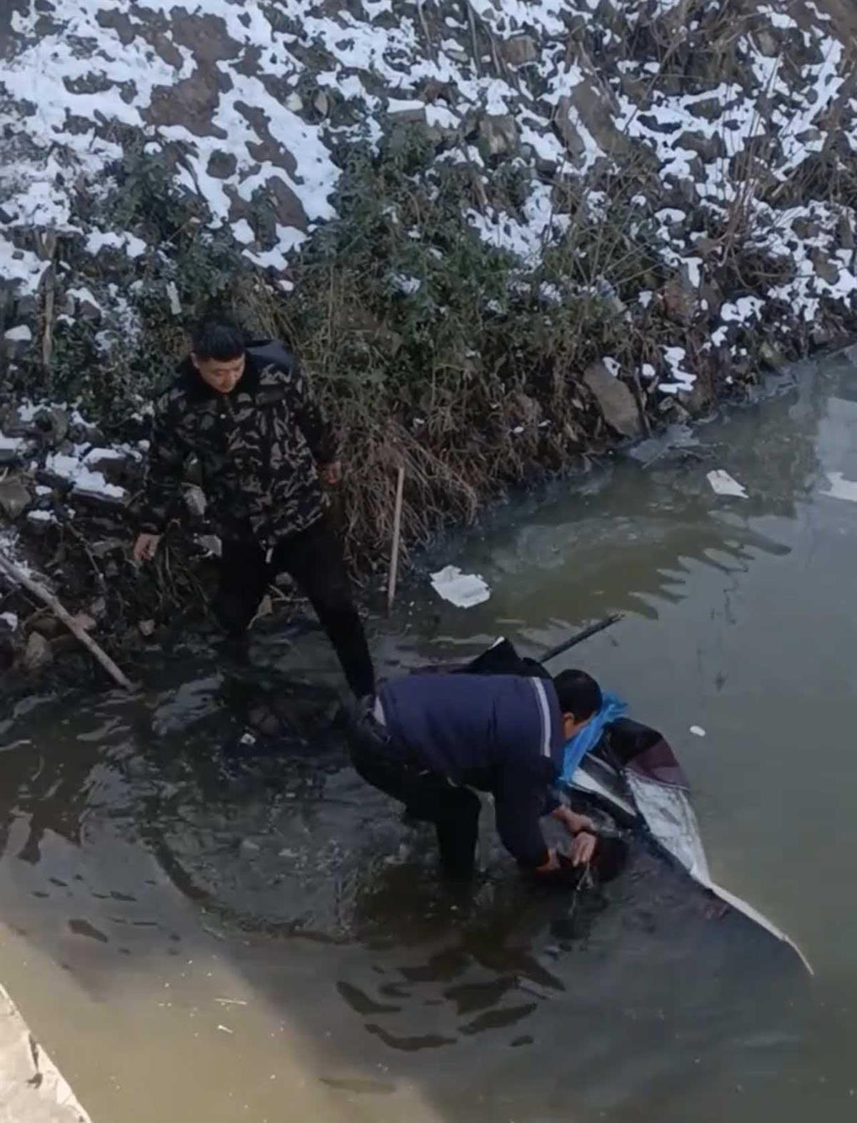 六旬女子骑电动车坠河获救，家属感激施救男子