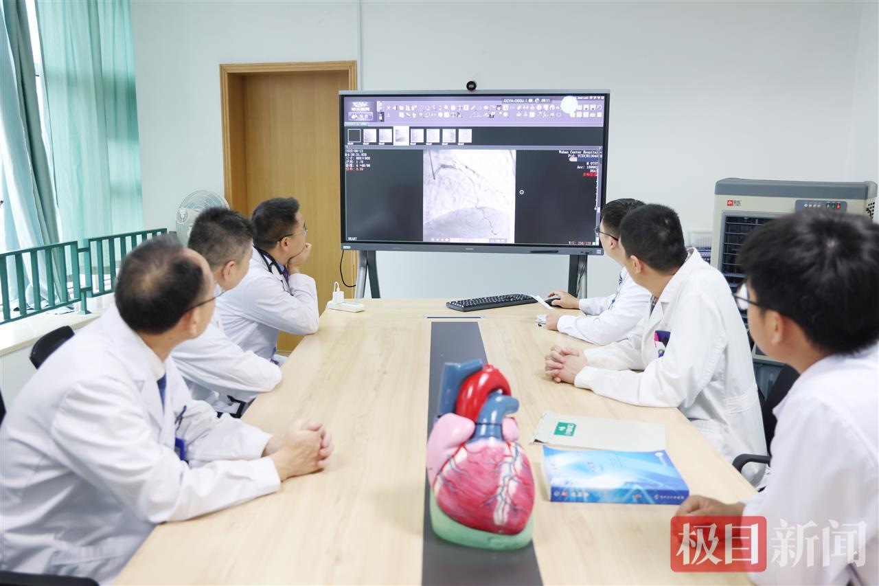 武汉市中心医院心脏大血管外科医疗团队与中国医学科学院阜外医院专家开展疑难病例讨论.JPG