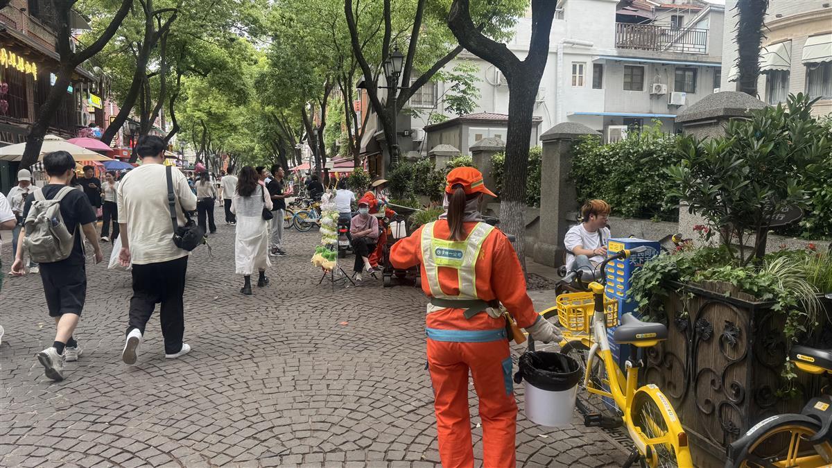 黎黄陂路花坛拾捡白色垃圾 (2).JPG