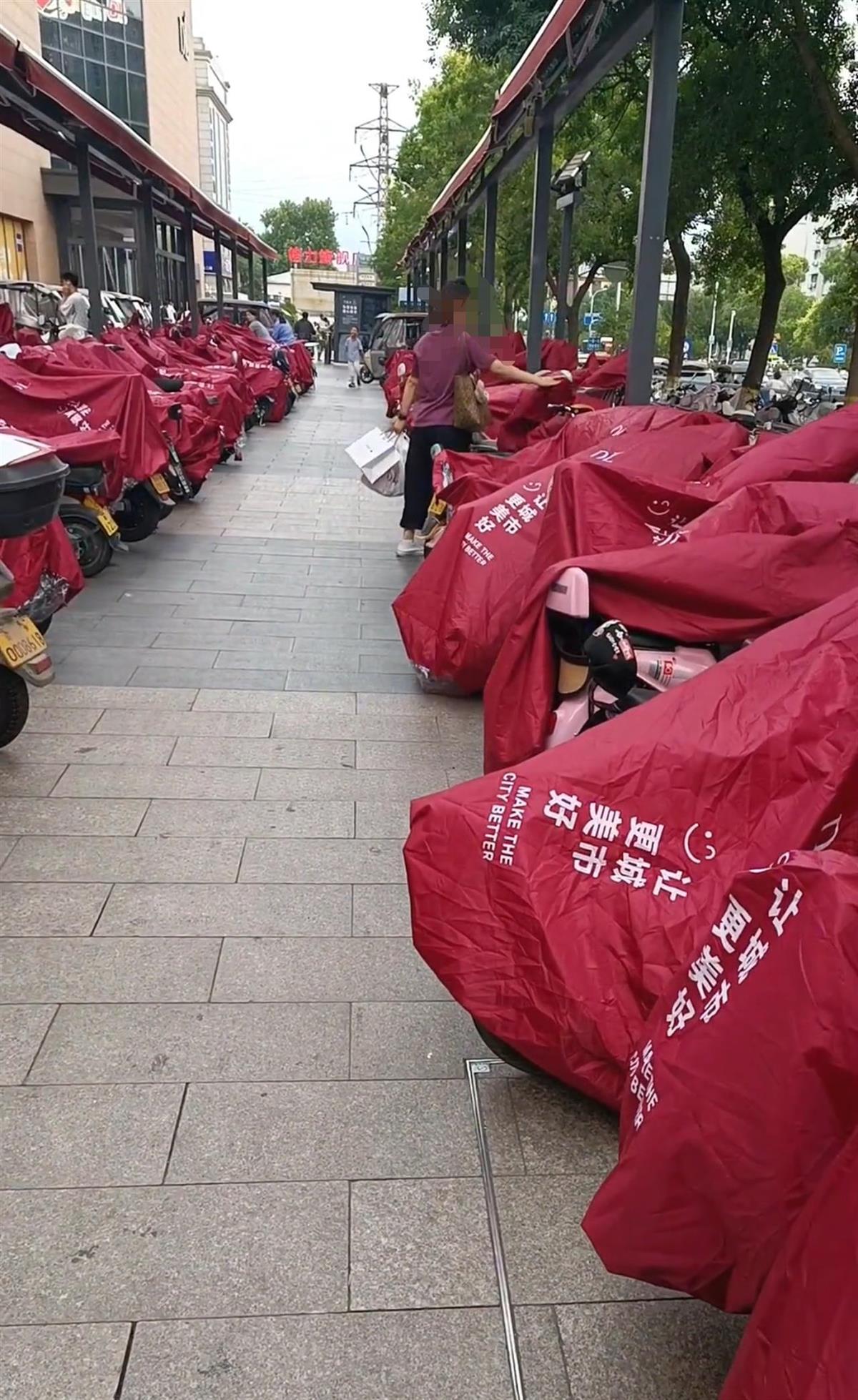 网友称赞胖东来雨天给顾客电瓶车搭雨披，胖东来：会根据天气情况置备