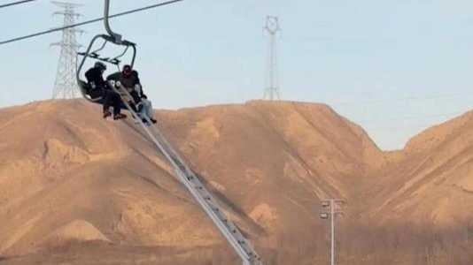 蘭州一滑雪場上百人被困纜車兩個(gè)多小時(shí)，有游客稱“凍麻了”，雪場：已暫停營業(yè)，會(huì)補(bǔ)償游客