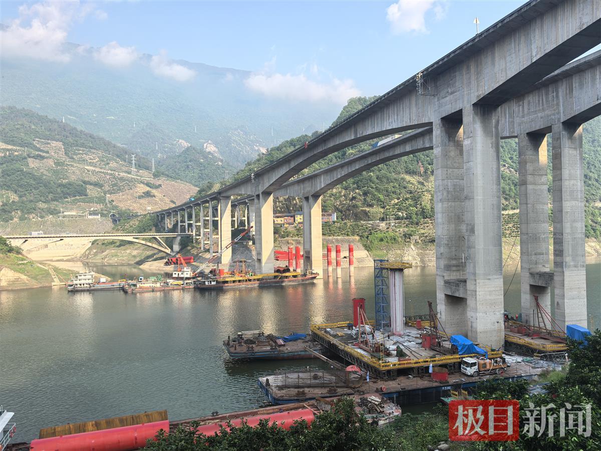 宜巴高速兴山段香溪河大桥加固施工现场.jpg