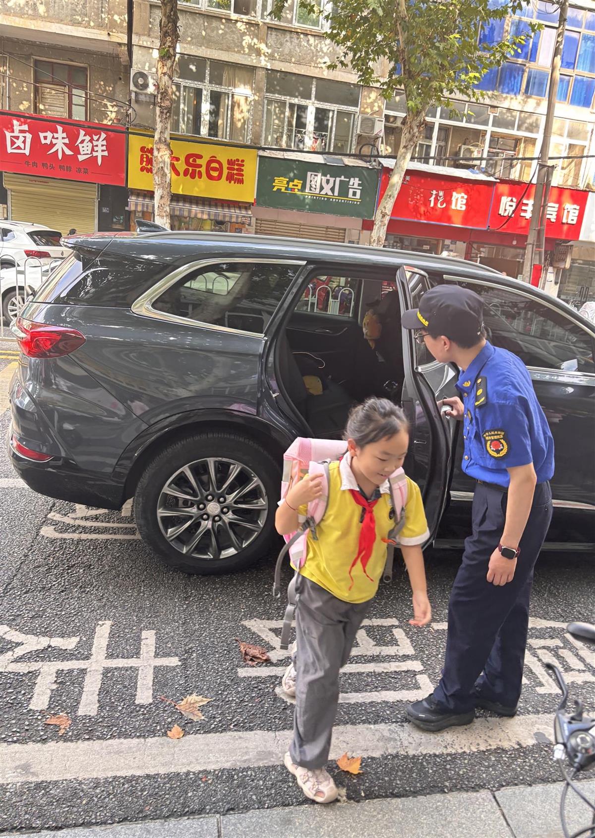 执法队员在开学报到当日（8.31）护送学生上学.jpg