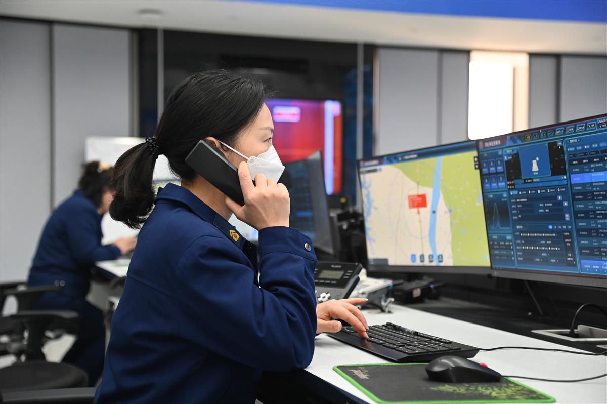 武汉消防为首位退休消防文员举办退休仪式 | 极目新闻