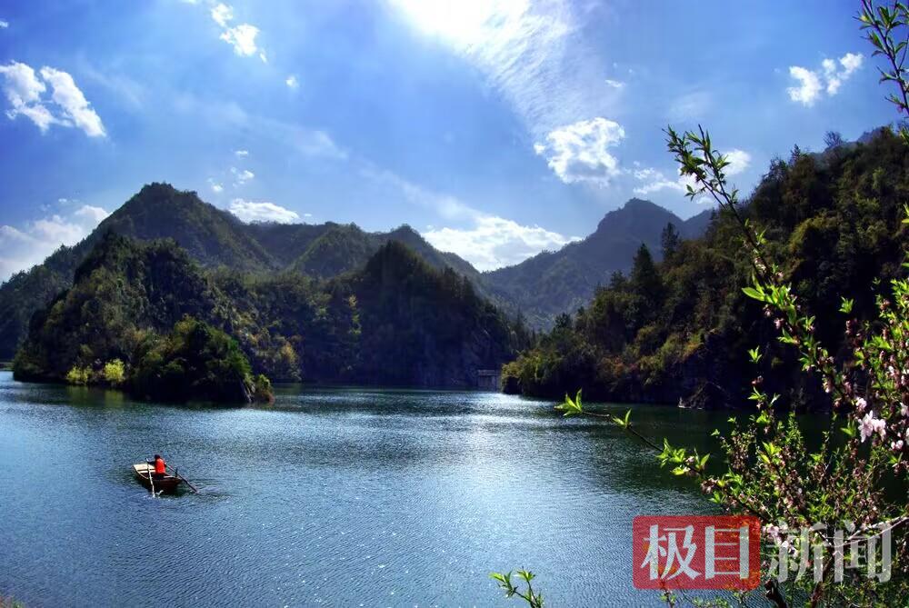 茅塔河一叶扁舟.jpg