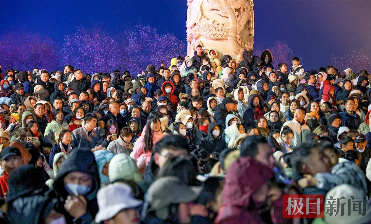 1月1日21时，“荆州十二时辰”无人机秀在湖北荆州古城东门精彩上演，2026架无人机点亮荆州2026年的第一个夜晚，吸引众多市民和游客观赏。（张梦瑶 肖琦 摄） (2).jpg