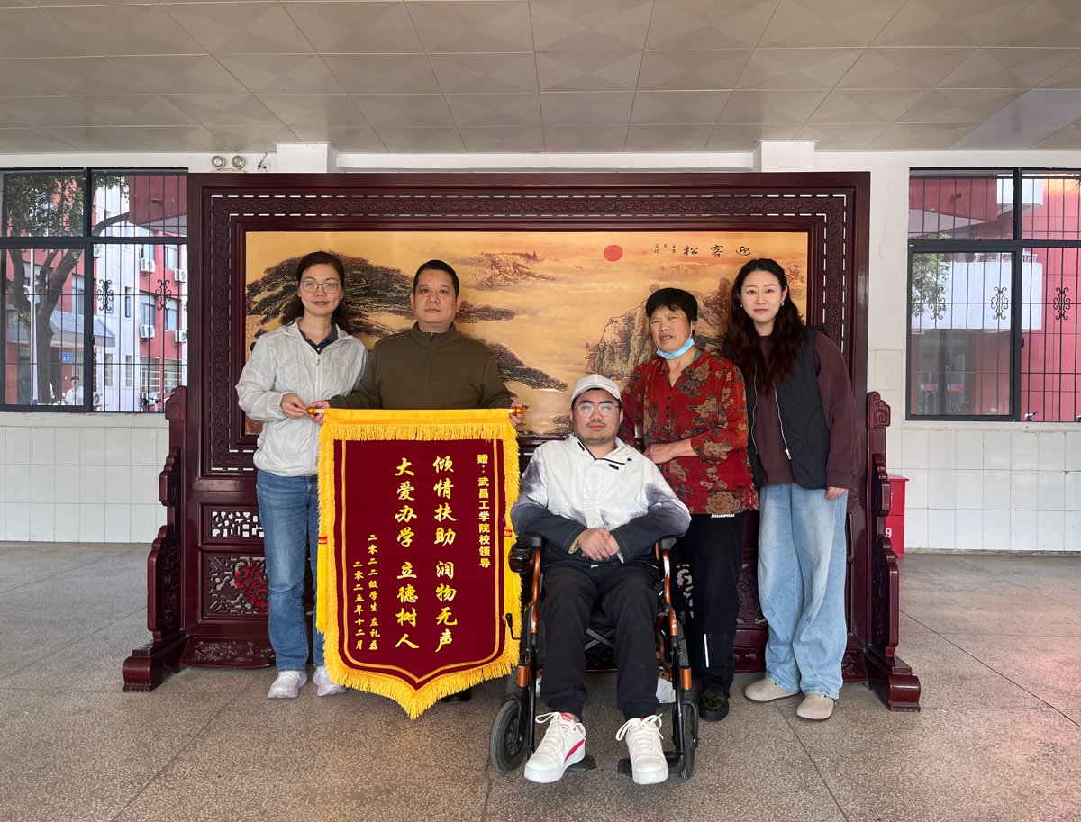 左礼磊在母亲陪同下到学院送锦旗.jpg