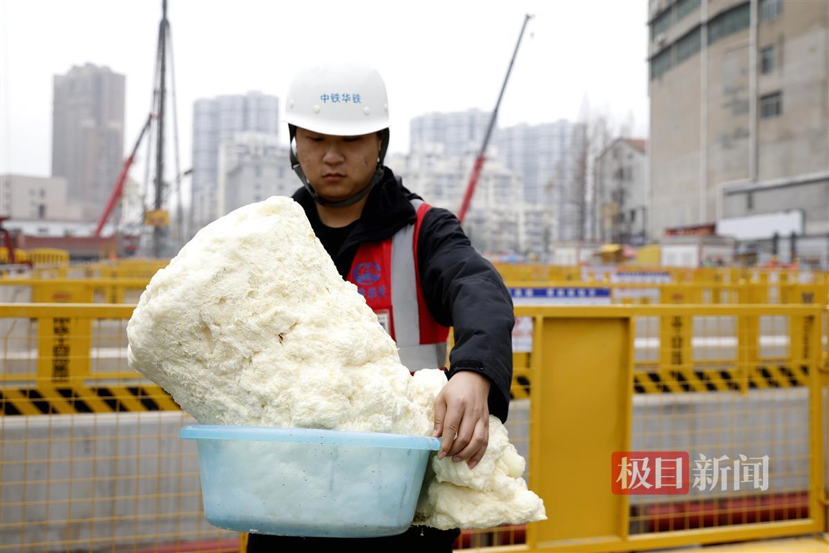 演练人员用两小玻璃杯液体，混合后遇到水，立即膨胀成一大块胶状淡黄色泡沫，用来应急堵塞渗水的部位。袁永华 摄.jpg
