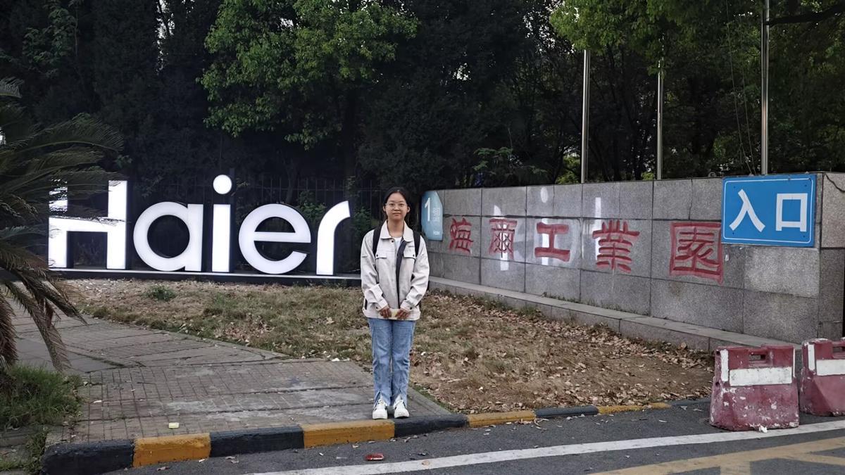 戚莹在工业园区门口 本人供图.jpg