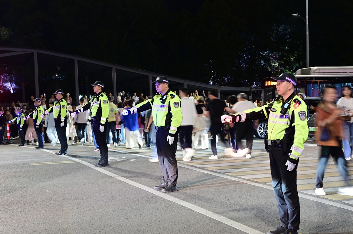 宜昌交警在大南门文旅活动核心区引导游客安全快速通过沿江大道环城南路口.jpg 宜昌交警在大南门文旅活动核心区引导游客安全快速通过沿江大道环城南路口.jpg