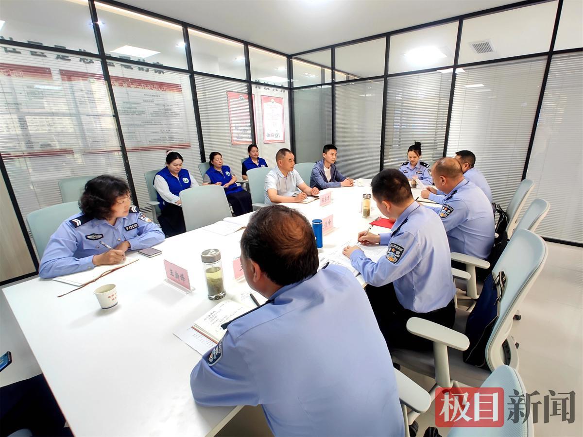 图1：市县两级公安民警在召开联系会议.jpg