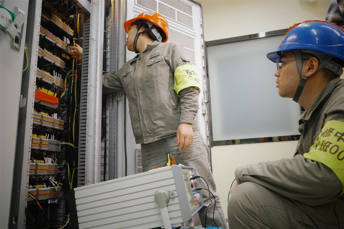 4月，国网湖北直流公司检修人员在±500千伏龙泉换流站开展二次设备年度检修。欧阳雷 摄.jpg