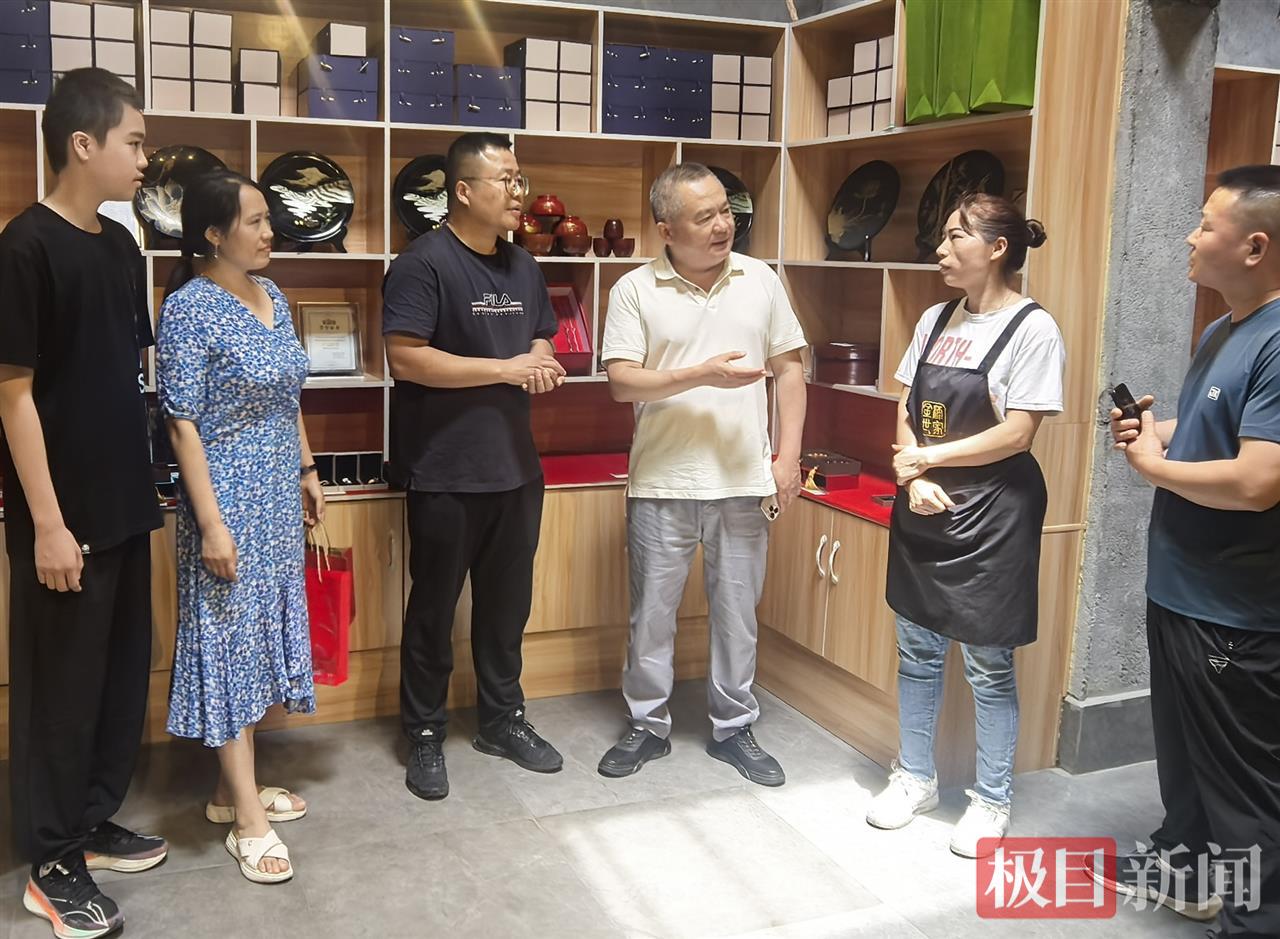 作者刘家敏教授到竹溪南部乡镇采风。 刘金红摄1.png 作者刘家敏教授到竹溪南部乡镇采风。 刘金红摄1.png