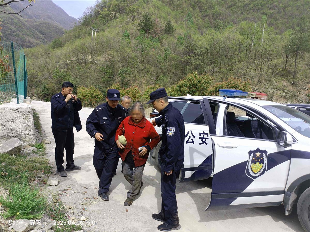 图6：民警在护送老人回家.jpg