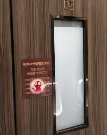 深圳商场厕所门吸烟变透明传闻揭秘，客服称并不存在，内部厕所无玻璃门设计