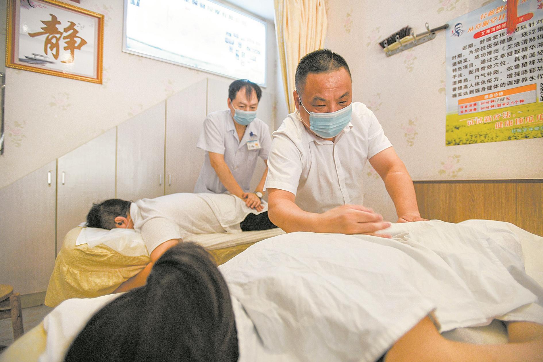 在武汉开了14家按摩连锁店为1000余人提供工作岗位近乎失明的他为盲人