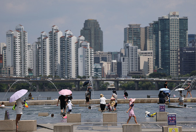 韩国多地遭遇超过40℃高温天气，当地华人：天气太热，在家里搭了一个便携式游泳池