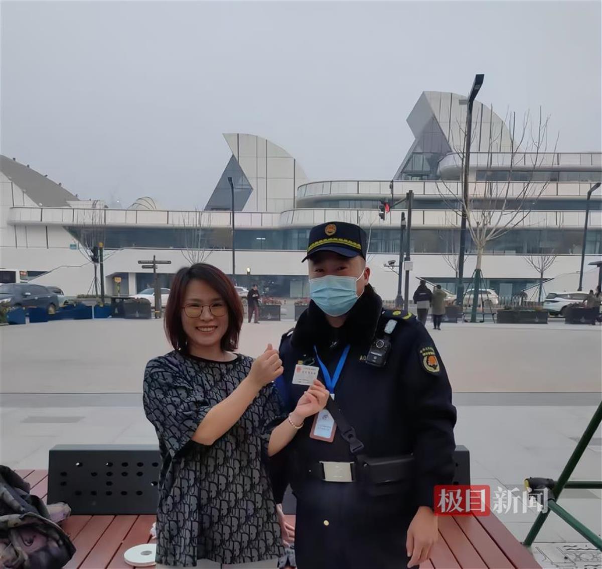 专班执法人员帮助外地游客“打捞”出丢失的身份证 (2).jpg