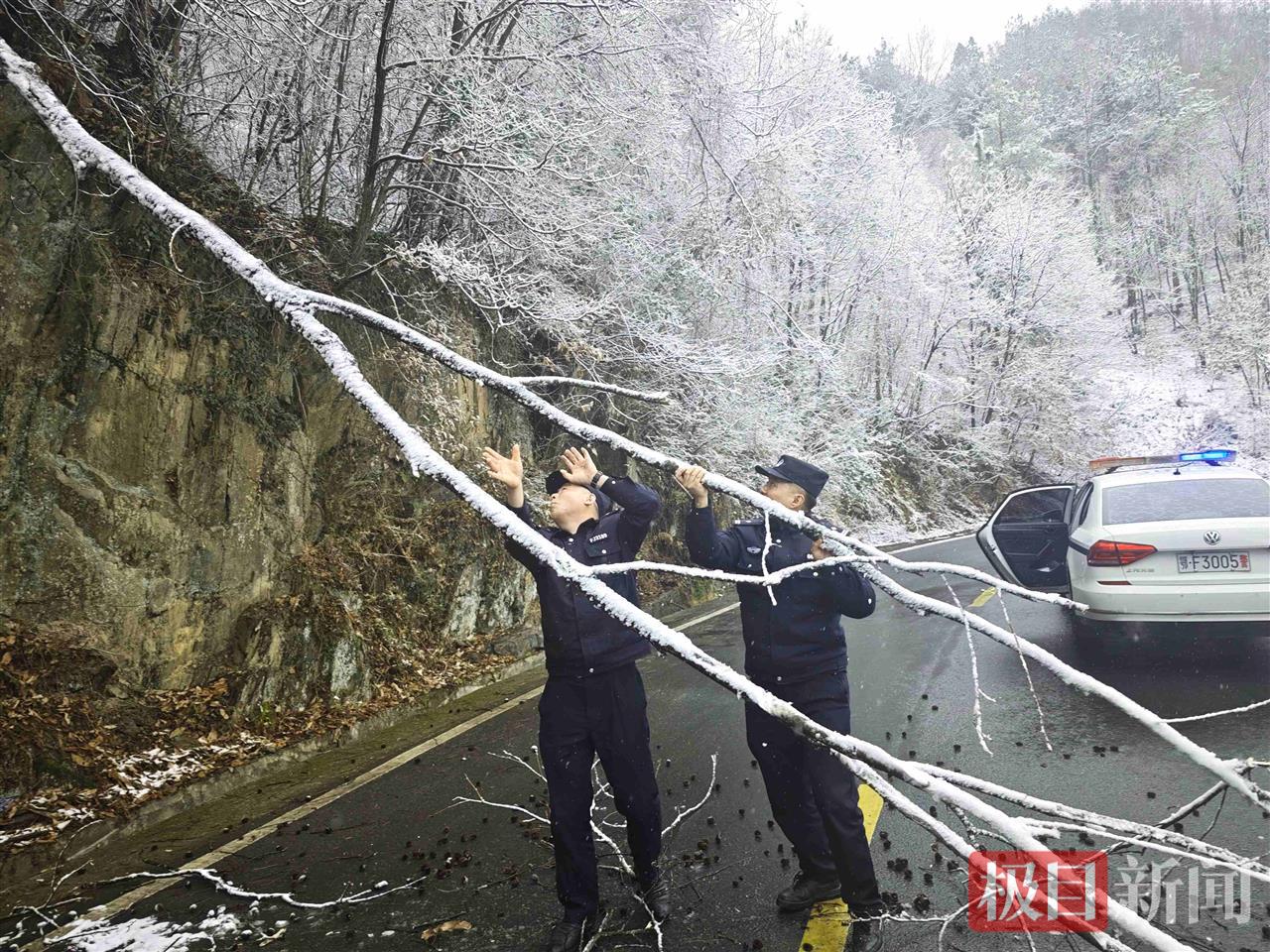 图1：民警在道路上清除路障。.jpg