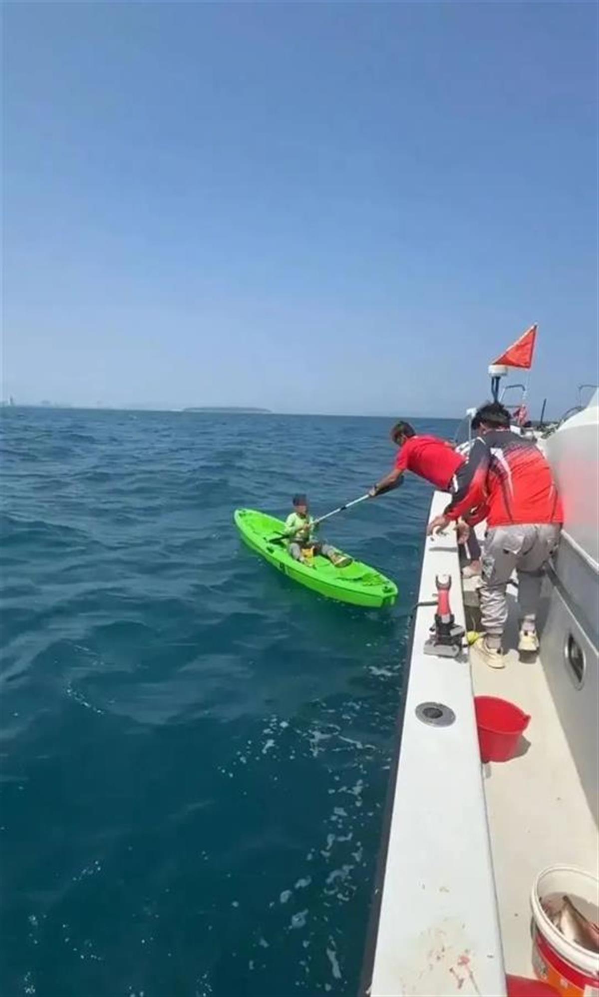 A10岁男孩海上漂流一夜获救.png