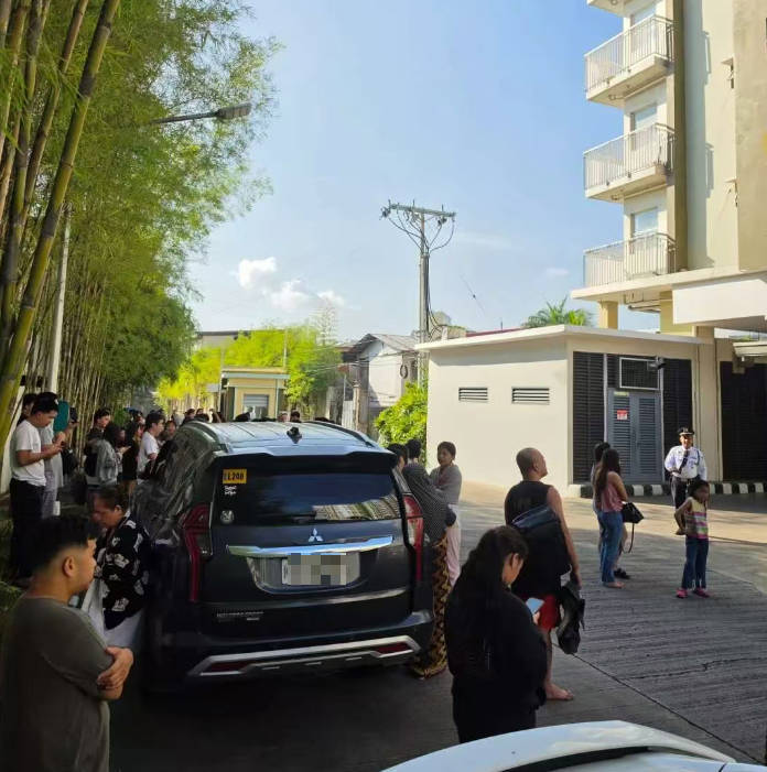 居民楼下避险 受访者提供.jpg