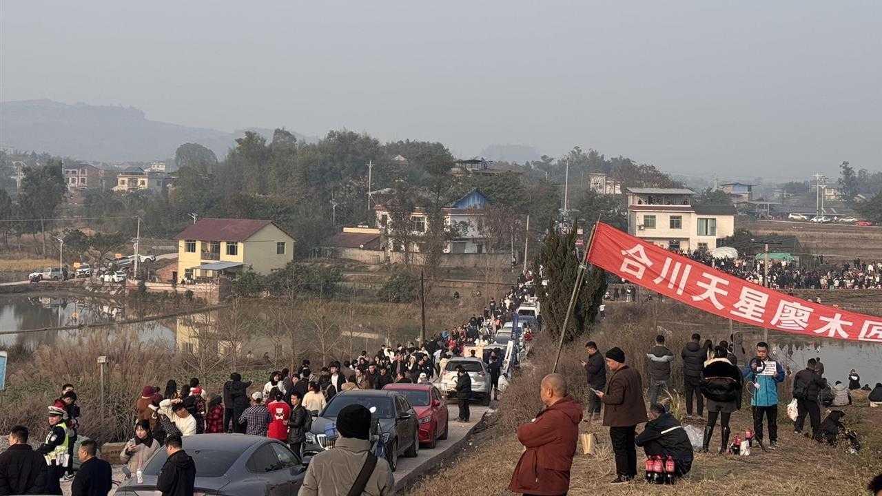 實探“千人幫忙殺豬”的合川慶福村：熱鬧如5A級景區，車流堵到5公里外，有網友騎摩托接人進村